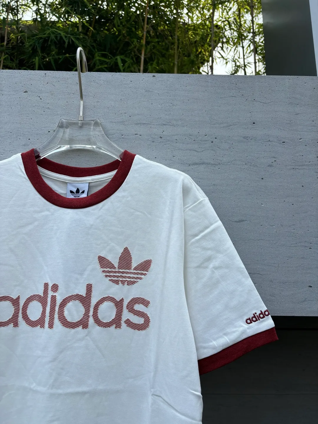 𝟬𝟱𝟰𝟰#Exclusive real shot/difference between various stolen pictures and online version on the market [𝗮𝗱𝗶𝗱𝗮𝘀Adidas Clover & Wang Hexi Same Style Contrast Retro T-shirt] ✅This Retro contrast T-shirt directly brings out the American Retro feel. Classic round neck contrast hemming design, white and red Dark Gray is available in two colors, no matter the skin color or body shape, the same style for men and women can be easily chosen as a couple's style! . ✅ Original mold opening, pure original/tag washed wheat ribbon individually coded/full set of 1:1 customized accessories ➕Customized three-label ➕𝗬𝘂𝗮𝗻 version of the tag ➕𝗹𝗼𝗴𝗼 packaging bag🔥 ➕Scan the QR code to enter the official website. Complete with three labels! Perfect Quality! Highly recommended! ✅Top version, ins Xiaohongshu Kuaishou = lots of bloggers’ outfits. ✅Adi’s absolute Hot Sale star Same Style details are online, feel free to compare! The iconic Adidas logo embellishes the chest, highlighting the brand's charm. Fixed color and classic three-bar stripes, classic will never go out of style! Versatile is not picky, the original model is perfect for the upper body, so buy it with your eyes closed! ✅Easily adaptable to various sports or daily leisure scenes. Whether you are running for fitness or hanging out on the street, it can keep you full of energy without losing the sense of fashion. ✅Complete sizes to meet the needs of different body shapes! Color; White Size S-XXL